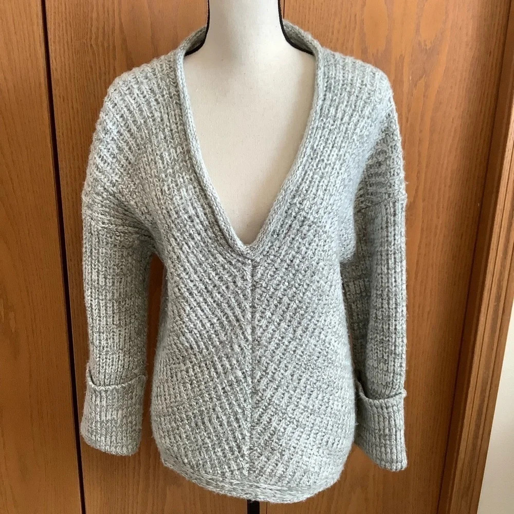 Rue Stiic Grey V-Neck Textured Sweater Sz-S